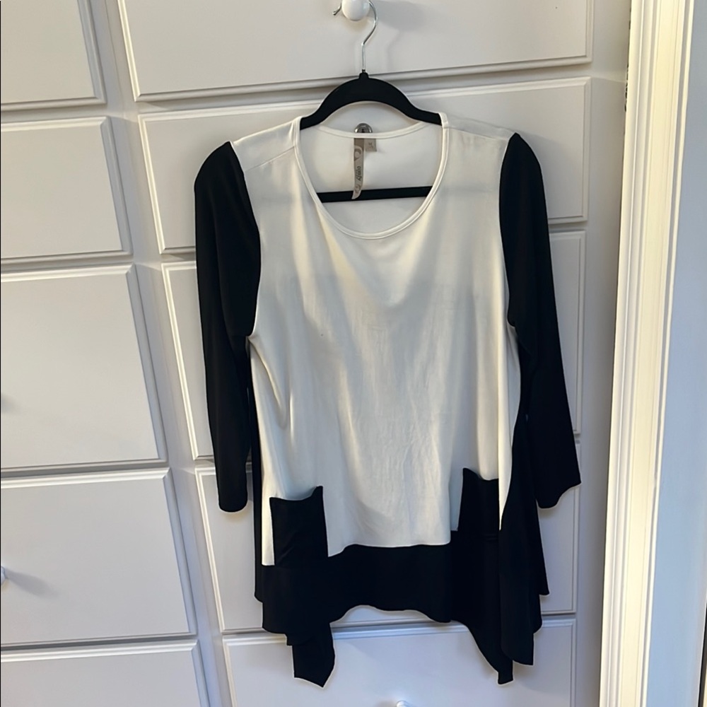 The name say it s it all… Comfy USA  black & white tunic top w/shark bite hem